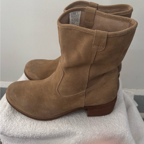 SOLD 🥰UGG RIONI Suede Tan Boots Size 10 - Picture 6 of 8